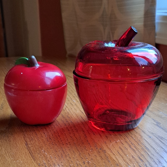2 Red apple dishes. - Picture 1 of 5